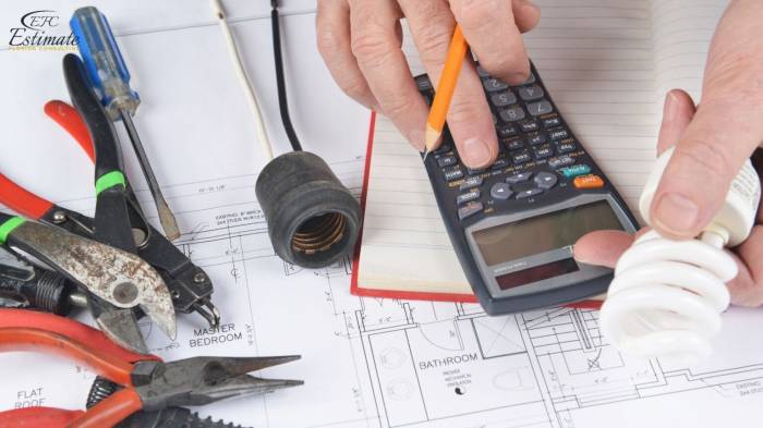 Electrical hvac estimating commercial assembleren voltage monta handen upfoto laag technicus industrieel tensione tecnico controllo primo pannello officina industriale bassa Electrical hvac estimating commercial assembleren voltage monta handen upfoto laag technicus industrieel tensione tecnico controllo primo pannello officina industriale bassa